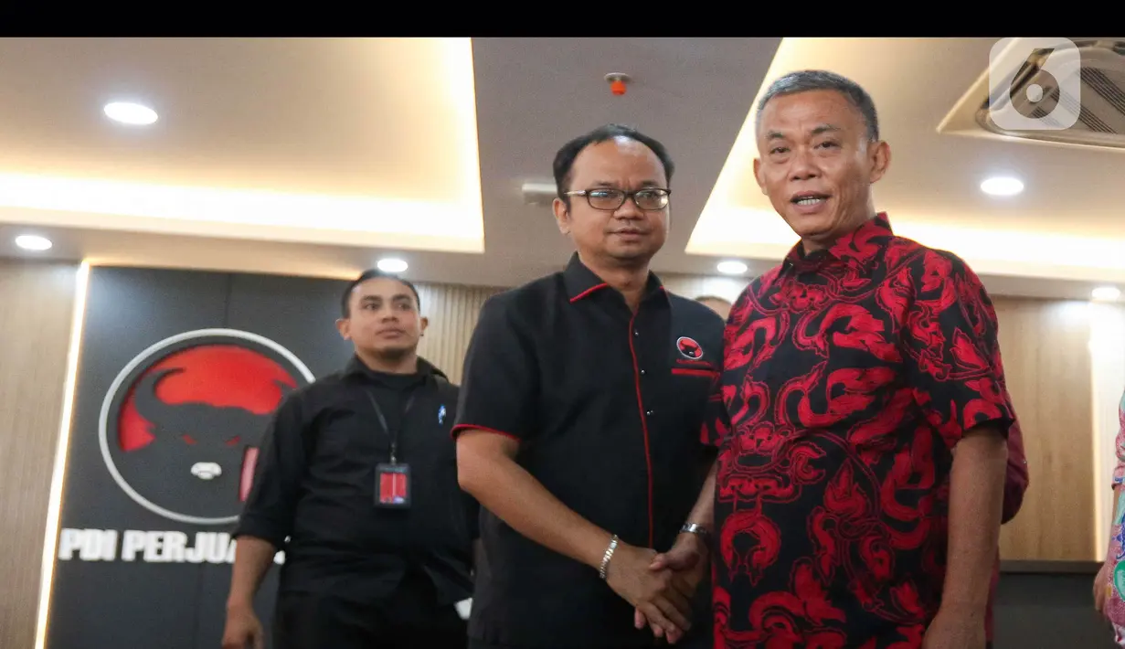 Politikus PDIP, Masinton Pasaribu, menjelaskan kedatangan ke kantor DPD PDIP untuk bersilahturahmi. (Liputan6.com/Herman Zakharia)
