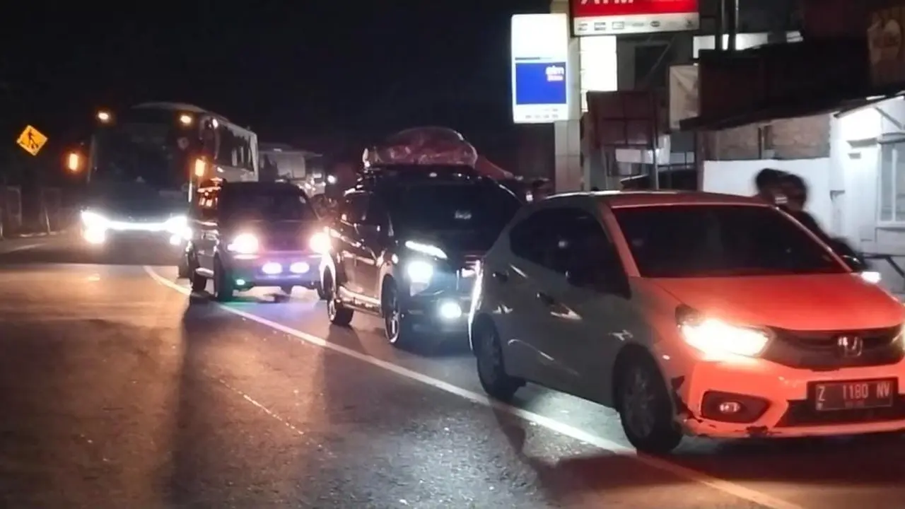 Antrian kendaraan pemudik mulai meningkat di jalur nasional III Limbangan-Malangbong, Garut, Jawa Barat menjelang dini hari. (Liputan6.com/Jayadi Supriadin)