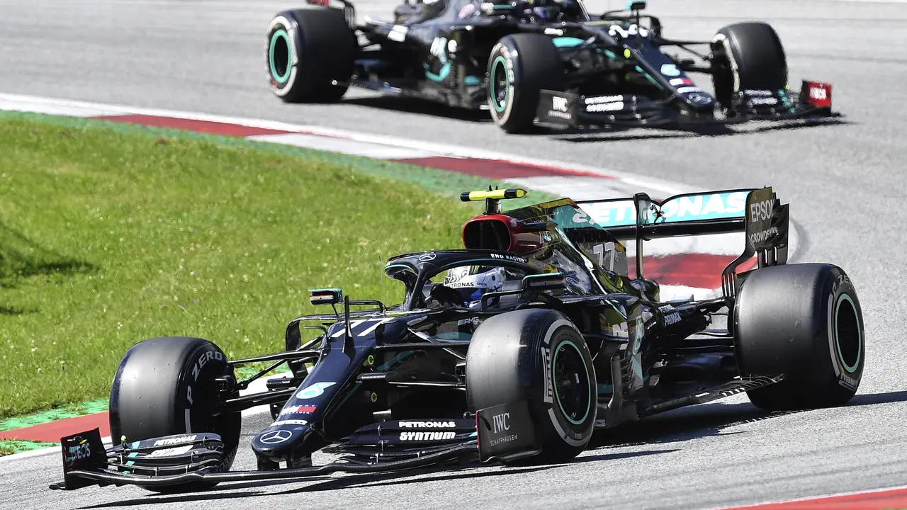 Pembalap Mercedes, Valtteri Bottas memimpin lomba Formula 1 GP Austria di Spielberg, diikuti rekan setim Lewis Hamilton