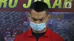 Artis peran Agung Saga dihadirkan dalam rilis kasus kepemilikan narkotika di Polres Metro Jakarta Pusat, Rabu (31/3/2021). Polisi mengamankan satu bungkus plastik klip kecil berisikan narkoba jenis sabu seberat 0,28 gram. (Liputan6.com/Herman Zakharia)