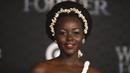 Lupita Nyong'o berpose saat menghadiri pemutaran perdana film Black Panther: Wakanda Forever" di Dolby Theatre di Los Angeles pada Rabu, 26 Oktober 2022. Rok itu memiliki kereta sederhana yang membuntuti di belakang Nyong'o saat dia berjalan menuruni karpet merah.  (Photo by Richard Shotwell/Invision/AP)