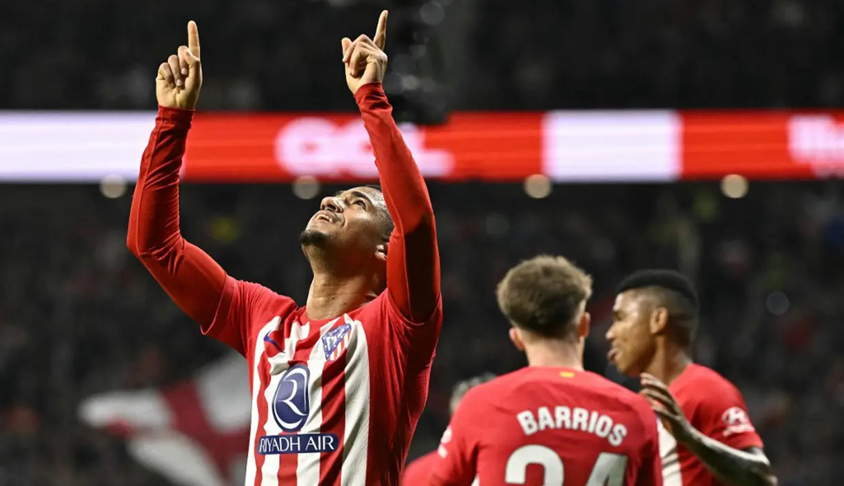 Pemain Atletico Madrid Samuel Lino melakukan selebrasi usai mencetak gol ke gawang Valencia pada pertandingan sepak bola Liga Spanyol di Stadion Metropolitano, Madrid, Sapanyol, Minggu (28/1/2024). Atletico Madrid menang 2-0. (JAVIER SORIANO/AFP)