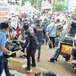 Sebagian massa aksi demo tolak hasil Pemilu 2024 di depan Gedung DPR RI, Senayan, Jakarta, Selasa (5/3/) tampak ditandu petugas medis diduga karena kelelahan. (Liputan6.com/Nanda Perdana Putra)