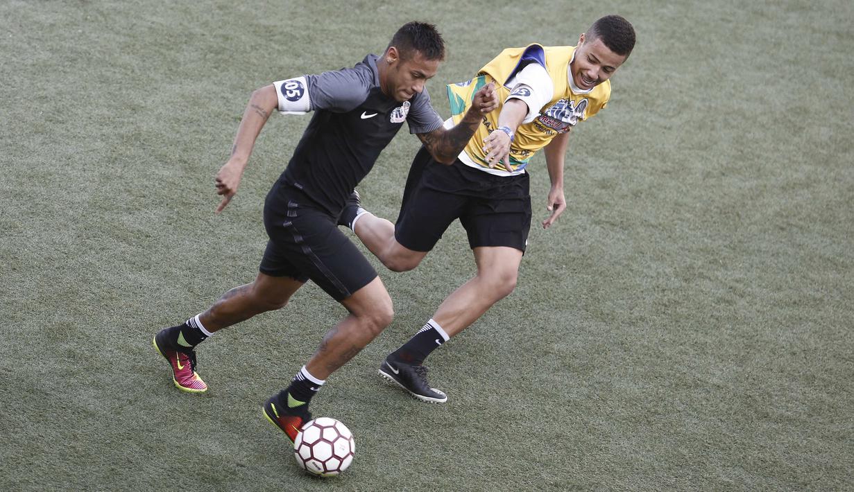 Neymar saat berusaha melewati lawannya pada laga sepak bola mini yang merupakan bagian dari  Neymar Junior Institute project di  Praia Grande, Sao Paulo, Brasil, (9/7/2016). (AFP/Miguel Schincariol)