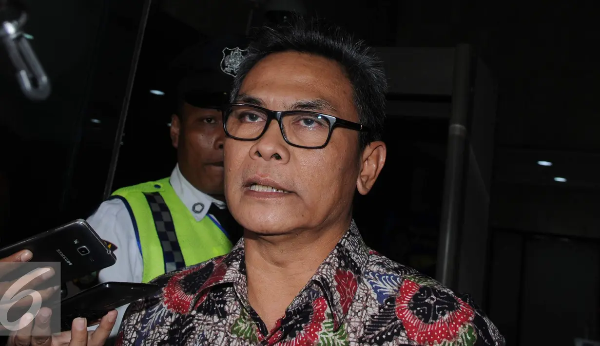 Jubir Presiden Joko Widodo, Johan Budi mendatangi gedung KPK, Jakarta, Jumat (11/11). Kedatangan Johan untuk menghadiri acara ulang tahun wadah pegawai KPK. (Liputan6.com/Helmi Afandi)