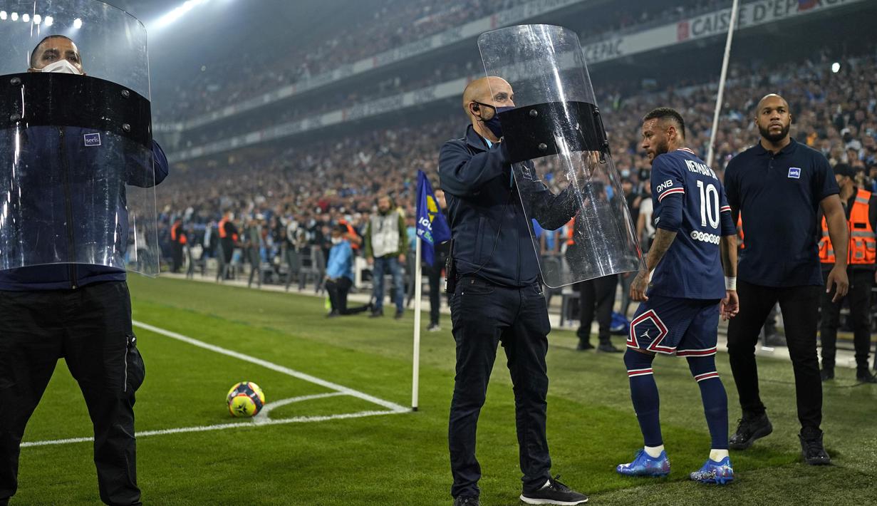 Sekitar empat hingga lima petugas keamanan terlihat begitu waspada menjaga sang bintang asal Brasil tersebut dari sudut lapangan Stadion Velodrome. (AP Photo/Daniel Cole)