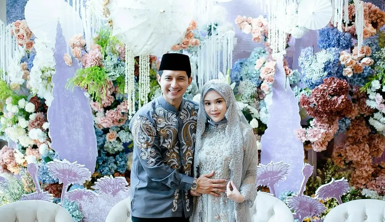 Dea dan Chand tampil serasi dalam busana bernuansa pastel dan abu-abu yang elegan, dengan detail yang memancarkan keanggunan dan keselarasan. [@chand_kelvin].