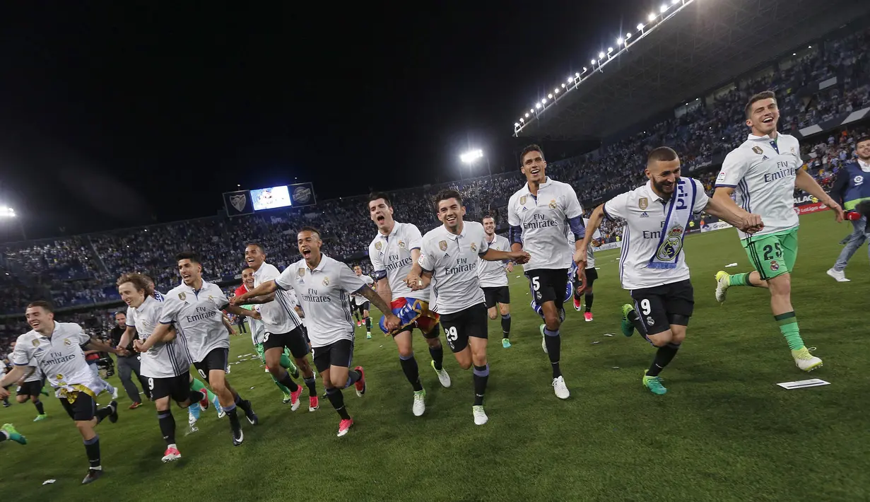 Para pemain Real Madrid berlari merayakan gelar juara La Liga Spanyol usai menaklukkan Malaga di Stadion La Rosaleda, Malaga, Minggu (21/5/2017). Malaga kalah 0-2 dari Madrid. (EPA/Jorge Zapata)