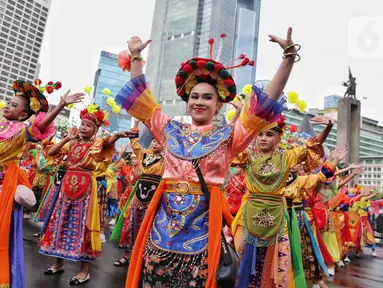 Sejumlah penari menampilkan tarian khas betawi saat pertunjukan kolosal budaya pada Hari Bebas Kendaraan Bermotor (HBKB) atau Car Free Day (CFD)di kawasan Bundaran Hotel Indonesia (HI), Jakarta, Minggu (6/7/2025). (Liputan6.com/Angga Yuniar)
