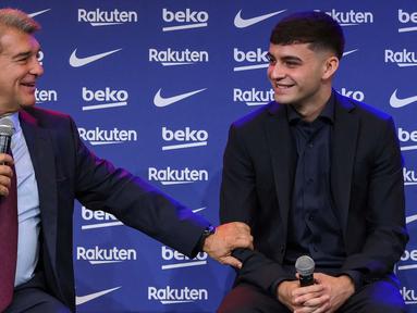 Barcelona resmi memperpanjang kontrak pemain muda berbakatnya yang baru berumur 18 tahun, Pedri. Presiden Barcelona Joan Laporta bisa tersenyum manis  akhirnya Pedri bisa diamankan dari godaan klub lain. (AFP/Lluis Gene)