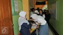 Sejumlah siswa bersiap memasuki ruangan untuk mengikuti Ujian Nasional Berbasis Komputer (UNBK) di SMAN 70 Jakarta, Senin (4/4). Peserta UN 2016 mengerjakan ujian mata pelajaran Bahasa Indonesia di jam pertama. (Liputan6.com/Gempur  M Surya)