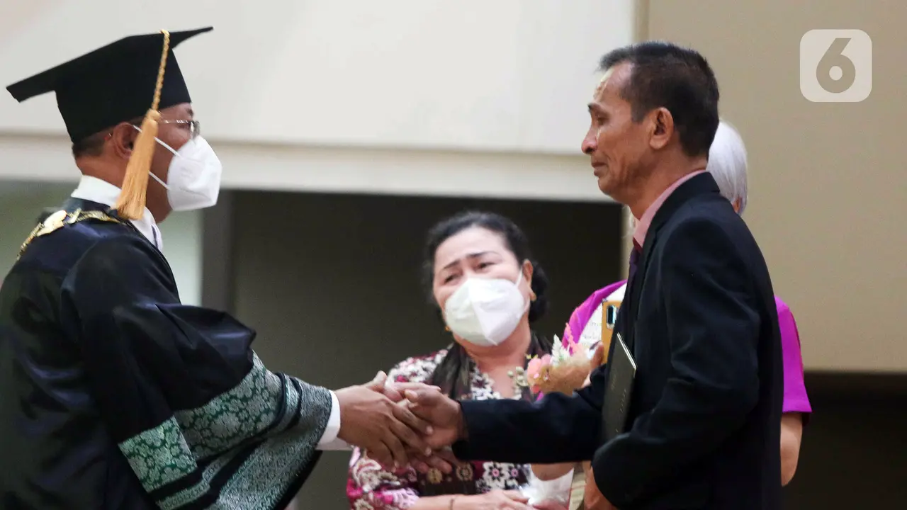 Momen Haru Saat Orangtua Wakili Wisuda Brigadir J
