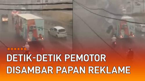 VIDEO: Detik-Detik Pemotor Disambar Papan Reklame Saat Hujan Angin