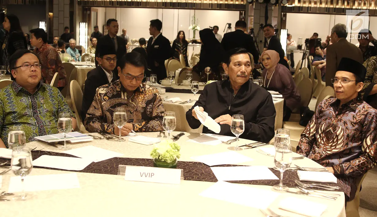 Gubernur NTB, TGB Muhammad Zainul Majdi, Menko Kemaritiman Luhut Panjaitan, Jendral TNI (Purn) Moeldoko dan Menteri PPN/ Bappenas Bambang Brodjonegoro saat penggalangan dana untuk Lombok-Sumbawa di Jakarta, Jumat (14/9). (Liputan6.com/Herman Zakharia)