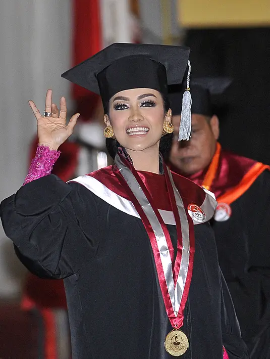 Julia Perez pun tampak sumringah di balik jubah wisuda dan tentunya dengan toga wisuda yang bertengger indah di kepalanya. Tak dipungkiri jika prosesi wisuda merupakan momen yang ditunggu-tunggu setiap mahasiswa. (Deki Prayoga/Bintang.com)