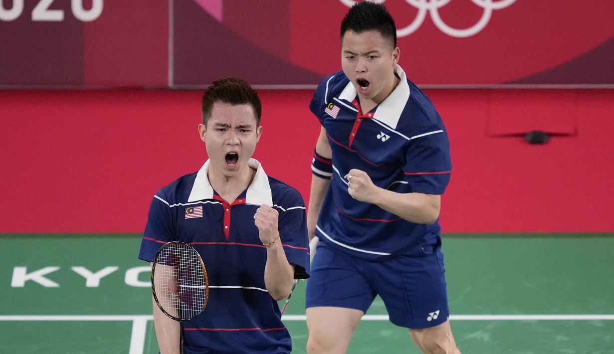 Skor sempat sama 4-4 di awal gim kedua, namun pasangan Malaysia terus tunjukkan permainan baiknya. Pasangan peringkat kesembilan dunia tersebut mampu unggul 11-7 hingga interval gim kedua. (Foto: AP/Dita Alangkara)