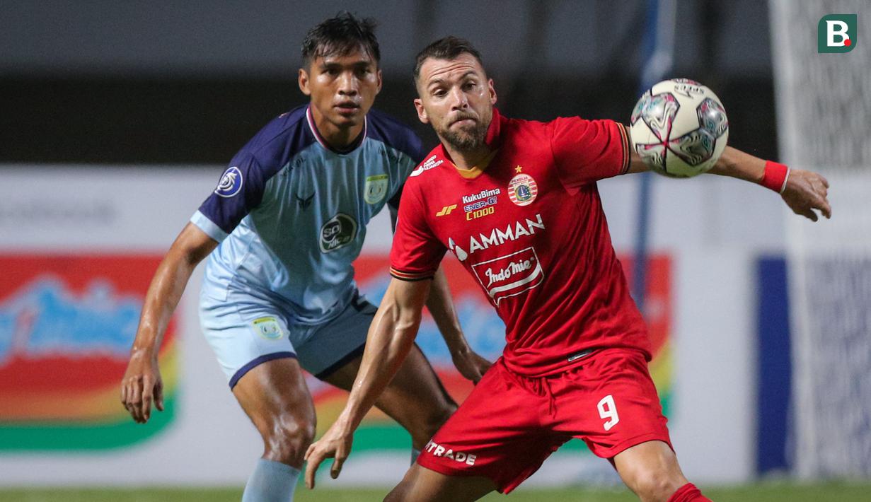 Penyerang Persija Jakarta, Marko Simic (kanan) mengontrol bola dibayangi bek Persela Lamongan, Moch Zaenuri dalam laga pekan ke-4 BRI Liga 1 2021/2022 di Stadion Pakansari, Bogor, Jumat (24/09/2021). Persija menang 2-1.(Bola.com/Bagaskara Lazuardi)