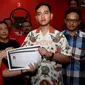 Gibran Rakabuming mengenakan kemeja "Indonesia Raya" saat mendaftar sebagai anggota kader PDIP di kantor DPC PDIP Solo.(Liputan6.com/Fajar Abrori)