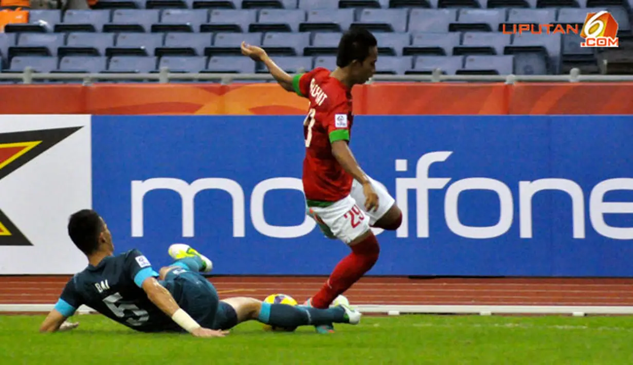 Pemain Singapura, Baihakki Khaizan mengganjal pemain Indonesia, Rachmat Syamsuddin Leo dalam Laga Piala AFF Suzuki 2012 antara Indonesia vs Singapura di Stadion Bukit Jalil, Kuala Lumpur, Malaysia, Rabu 28 November 2012. Pertandingan dimenangkan Indonesia