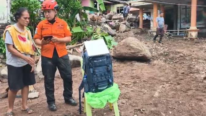 Basarnas Pasang Starlink untuk Operasi SAR di Sitaro, Korban Banjir Gratis Pakai