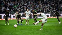 Kevin Diks mencetak gol penalti tunggal kemenangan Borussia Monchengladbach atas Union Berlin, Sabtu (28-2-2026) malam. (Dok. borussia.com)