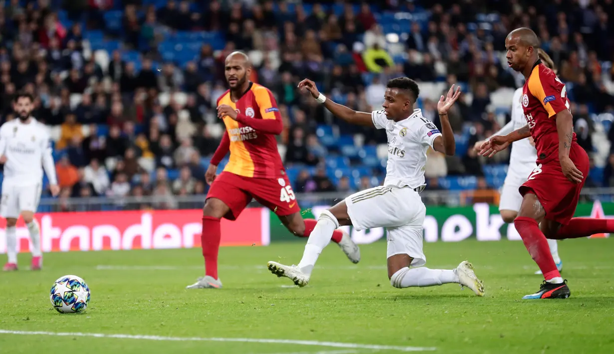 Penyerang Real Madrid Rodrygo (tengah kanan) mencetak gol ke gawang Galatasaray pada pertandingan Grup A Liga Champions di Stadion Santiago Bernabeu, Madrid, Spanyol, Rabu (6/11/2019). Rodrygo mencetak hattrick saat Real Madrid membantai Galatasaray 6-0. (AP Photo/Manu Fernandez)