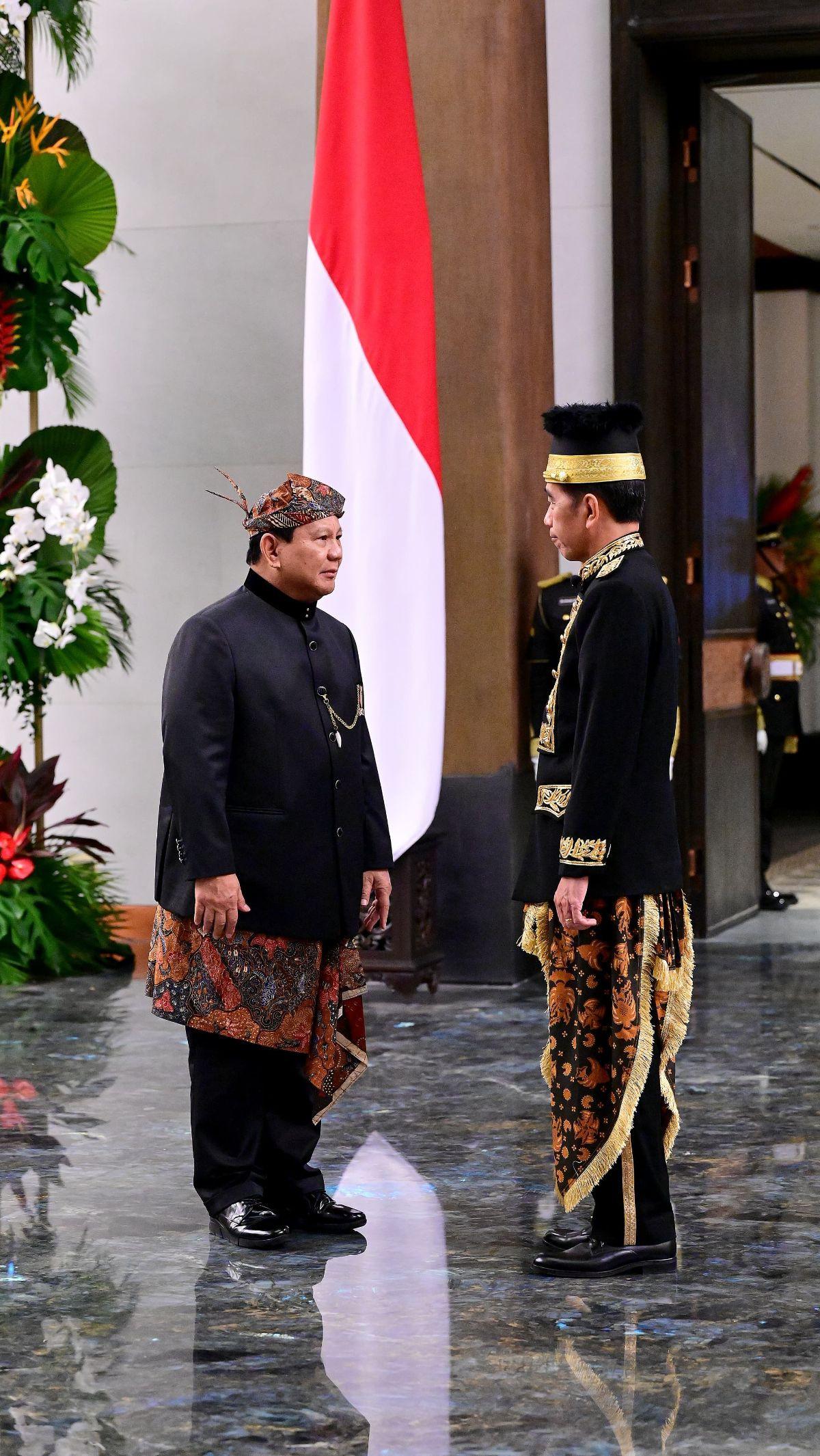 Selain itu, momen kebersamaan dan keakraban keduanya juga sudah nampak terlihat sesaat sebelum Upacara Detik-Detik Proklamasi Kemerdekaan RI dimulai.&nbsp;Foto: BPMI Setpres
