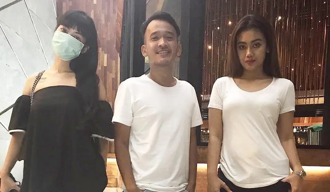 Ruben Onsu bersama dua adik Julia Perez, Della Wulan dan Nia Anggia [foto: instagram]