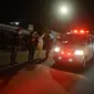 Mobil ambulans yang membawa jenazah laskar Front Pembela Islam (FPI) memasuki Jalan KS Tubun, Jakarta, Selasa (8/12/2020). Sebanyak 6 jenazah laskar FPI yang baku tembak di Jalan Tol Jakarta-Cikampek pada Senin (7/12) lalu diserahkan kepada pihak keluarga untuk disalatkan. (merdeka.com/Imam Buhori)