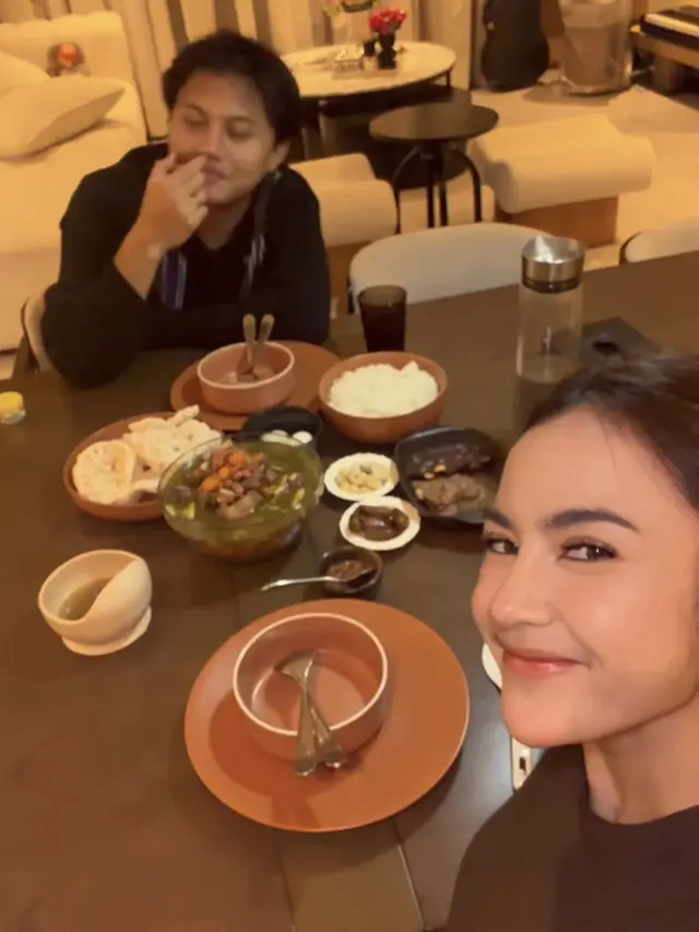 Mahalini unggah potret dirinya sedang buka puasa bersama suaminya. [@mahaliniraharja]
