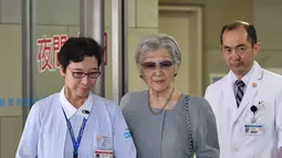 Mantan permaisuri Jepang, Michiko (tengah) meninggalkan Rumah Sakit Universitas Tokyo usai menjalani operasi kanker payudara, Selasa (10/9/2019). Michiko sempat memberi salam penghormatan kepada para dokter yang merawatnya sebelum meninggalkan rumah sakit. (Kazuhiro Nogi/Pool via AP)