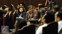 Komisioner KPU, Hadar Nafis Gumay (tengah) menghadiri sidang pembacaan putusan gugatan perkara perselisihan hasil Pilkada 2015 oleh Mahkamah Konstitusi di gedung Mahkamah Konstitusi, Jakarta, Senin (18/1/2016). (Liputan6.com/Helmi Fithriansyah)