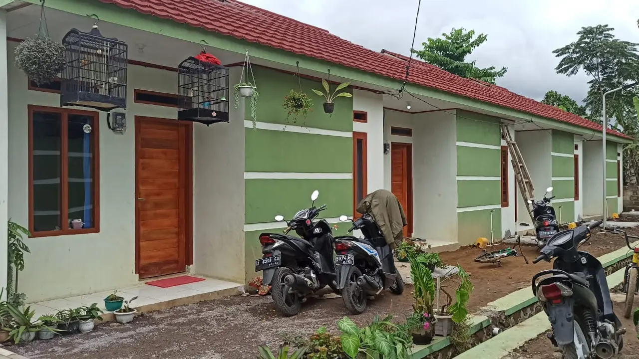 Beberapa rumah siap huni siap ditempatis ekitar 112 Kepala Keluarga (KK) warga terdampak bencana longsor di Desa Karyamekar, Kecamatan Cilawu, Garut, Jawa Barat, pemberian Pemda Garut.