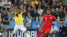 Pemain Inggris, Kyle Walker (kanan), saat berduel dengan pemain Kolombia, Carlos Bacca (kiri)