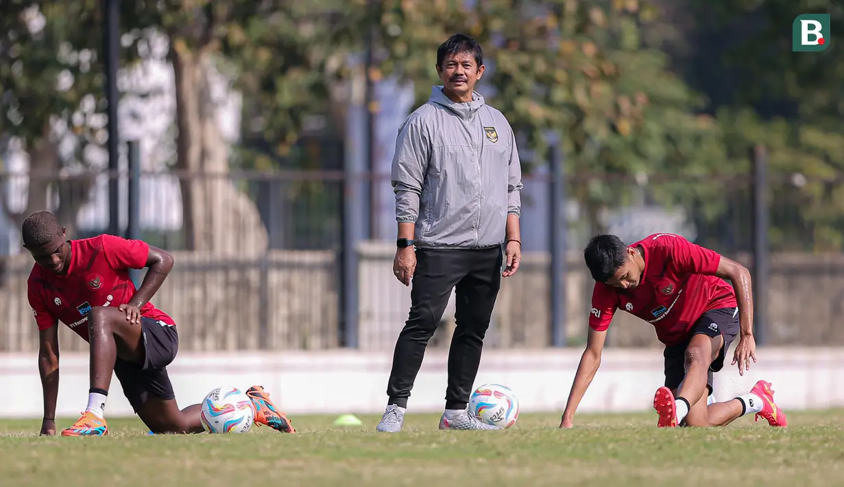 <p>Pelatih kepala Timnas Indonesia U-24, Indra Sjafri (tengah) memimpin latihan untuk Asian Games 2022 Hangzhou yang berlangsung di Lapangan A, Kompleks Stadion Utama Gelora Bung Karno (SUGBK), Senayan, Jakarta, Jumat (15/09/2023). (Bola.com/Bagaskara Lazuardi)</p>