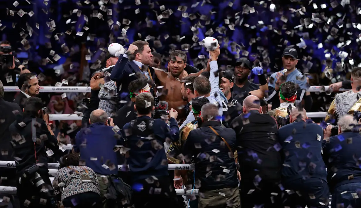 Petinju Anthony Joshua merayakan kemenangannya atas Andy Ruiz Jr dalam kejuaraan tinju kelas berat dunia di Diriyah Arena, Riyadh, Arab Saudi, Minggu (8/12/2019). Anthony Joshua menang angka mutlak atas Andy Ruiz Jr. (AP Photo/Hassan Ammar)