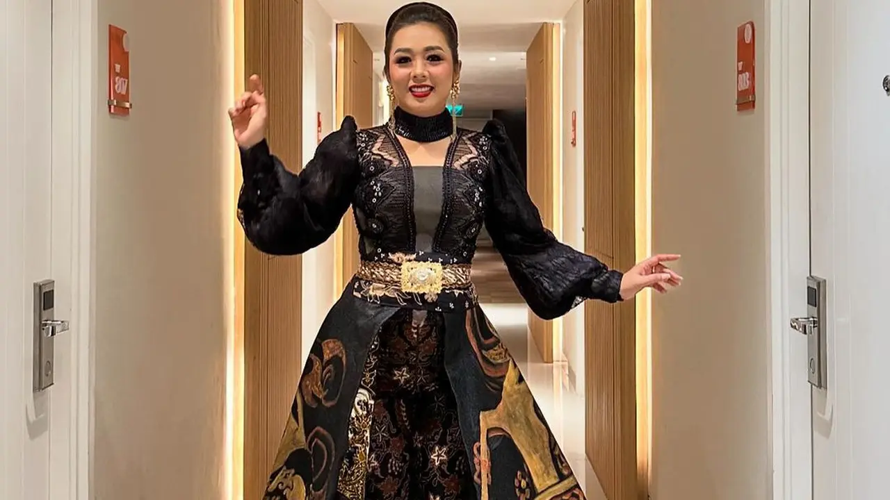 Soimah kenakan kebaya model outer warna hitam
