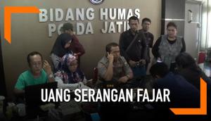 Kepolisian dan Bawaslu di Jawa Timur menyita uang miliaran rupiah yang diduga akan digunakan sebagai dana serangan fajar jelang pemilu.