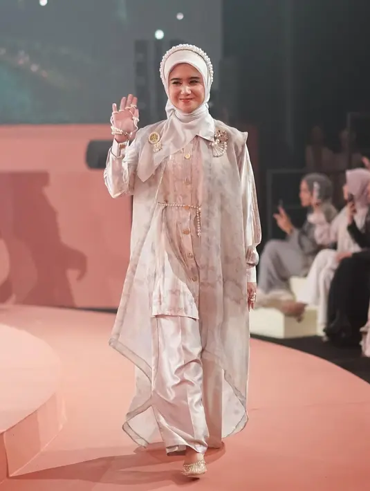 Tampilan ekstra elegan dari Tissa Biani yang mengenakan tunik dengan aksen belt yang manis di bawah outer organza. [@shibyshireen]