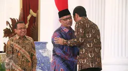 Ketum PP Muhammadiyah, Haedar Nashir bersalaman dengan Presiden Joko Widodo saat di undang makan siang, Jakarta, Jumat (13/1). Pertemuan ini lanjutan dari silaturahmi kebangsaan yang dimulai Presiden sejak akhir 2017 lalu. (Liputan6.com/Angga Yuniar)