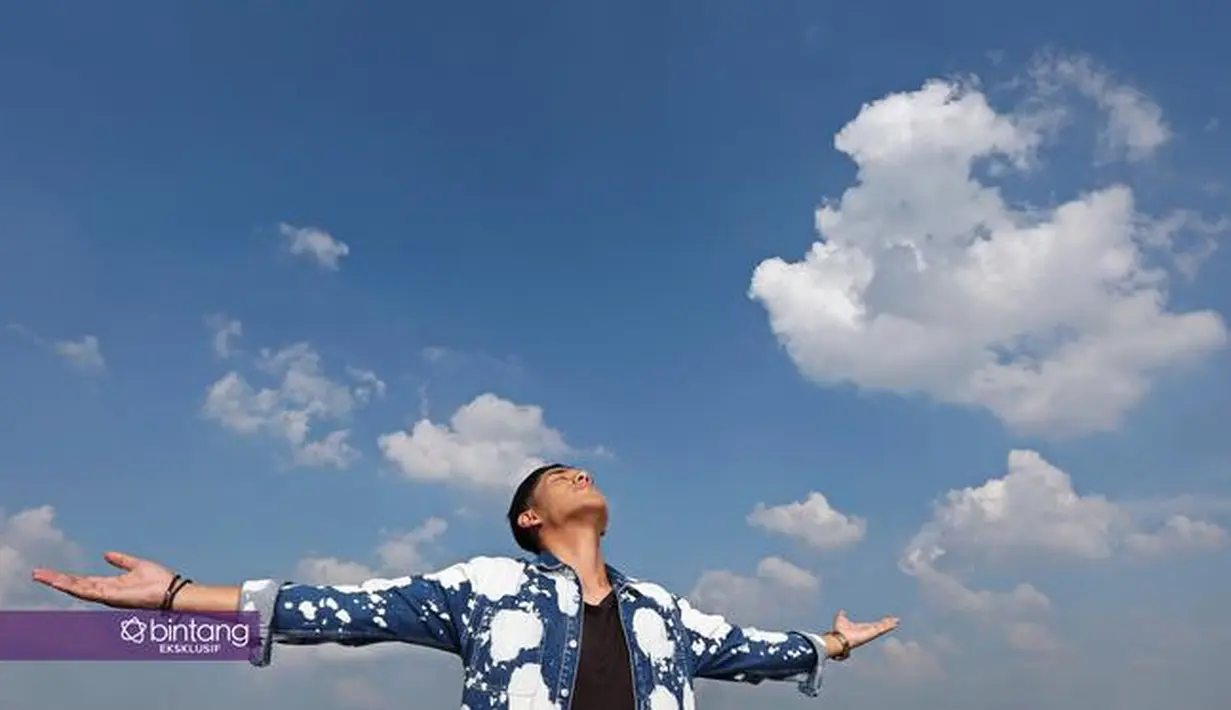 Salah satu alasannya adalah, ia mengaku sangat suka dengan lagu tersebut. Meski ia mengakui bukan hal mudah membawakan lagu karya orang lain. (Bambang E. Ros/Bintang.com)