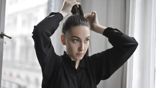 5 Kebiasaan Sepele yang Bisa Merusak Akar Rambut - 1