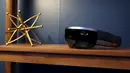 Microsoft HoloLens ditampilkan selama Microsoft Build 2016 Developers Conference di San Francisco, California (30/3). Microsoft juga mengumumkan Skype untuk HoloLens, memproyeksikan layar video 2D di udara. (REUTERS/Beck Diefenbach)