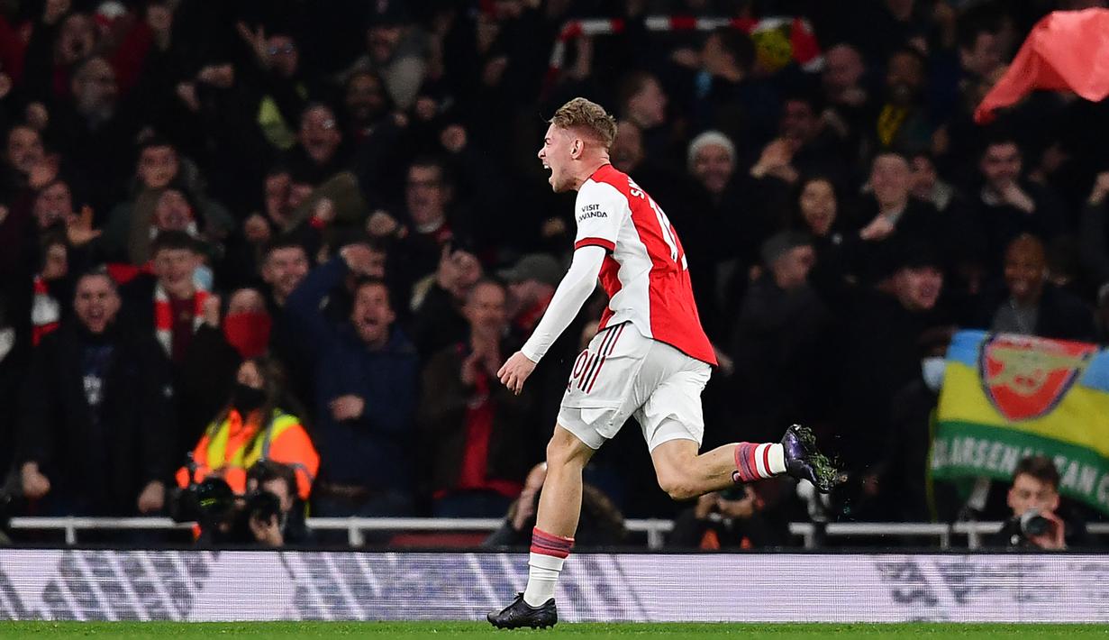 Arsenal baru bisa menggandakan keunggulan pada menit ke-87 lewat aksi Emile Smith Rowe. Berawal dari serangan balik, Smith Rowe berhasil melesatkan bola di tengah kaki Issa Diop. Gol tersebut juga menjadi penutup laga antara Arsenal melawan West Ham United. (AFP/Ben Stansall)