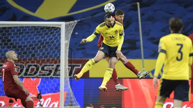 FOTO: Diwarnai Comeback Ibra, Swedia Hanya Menang Tipis 1-0 atas Georgia - Zlatan Ibrahimovic; Lasha Dvali