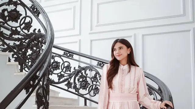 Anggun dalam Balutan Gamis Pastel, Gaya Modest Audi Marissa Ini Bisa Jadi Inspirasi Lebaran