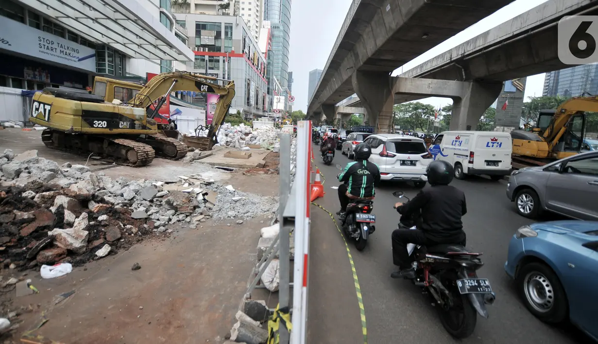 Kondisi lalu lintas saat ada proyek revitalisasi trotoar di kawasan Kuningan, Jakarta, Senin (4/11/2019). Proyek revitalisasi trotoar DKI Jakarta kini tengah dibahas bersama Komisi D DPRD dalam rapat Kebijakan Umum APBD Prioritas Plafon Anggaran Sementara Tahun 2020. (merdeka.com/Iqbal Nugroho)