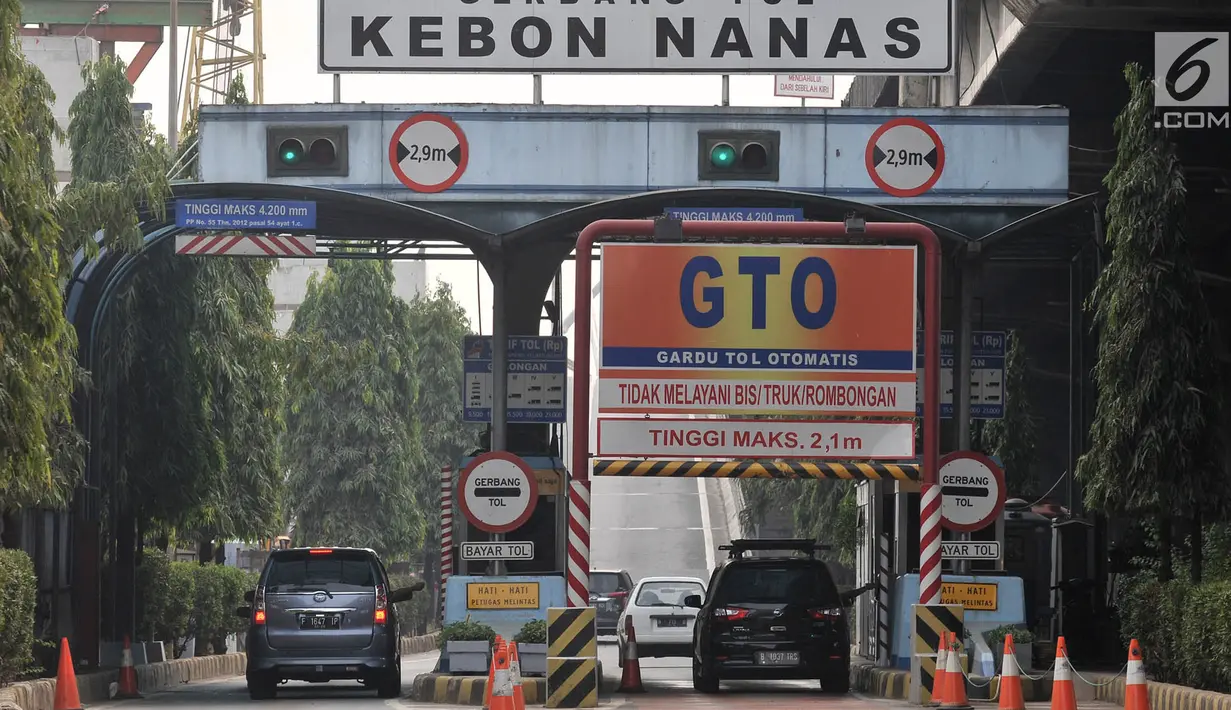 Kendaraan memasuki gerbang Tol Rawamangun, Jakarta, Minggu (29/7). Badan Pengelola Transportasi Jabodetabek (BPTJ) resmi mengumumkan 19 gerbang tol yang akan ditutup selama penyelenggaraan Asian Games 2018. (Merdeka.com/Iqbal S. Nugroho)