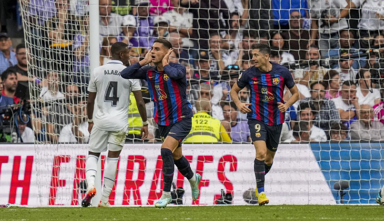 Barcelona akhirnya mampu mencetak gol untuk mengubah skor menjadi 1-2 pada menit ke-83 lewat aksi Ferran Tores. Ia berhasil memanfaatkan umpan datar yang dikirimkan Ansu Fati. (AP/Bernat Armangue)