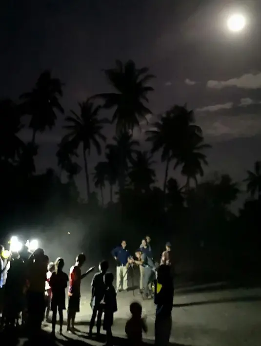 Cahaya bulan ditemani Lampu Tenaga Surya Hemat Energi (LTSHE) menerangi Dusun Katikupelang, Desa Petawang, Kecamatan Umalulu, Kab. Sumba Timur, Rabu (21/11). Tahun 2018, sebanyak 2.024 unit akan dipasang di Pulau Sumba (Liputan6.com/HO/Hadi M Djuraid)